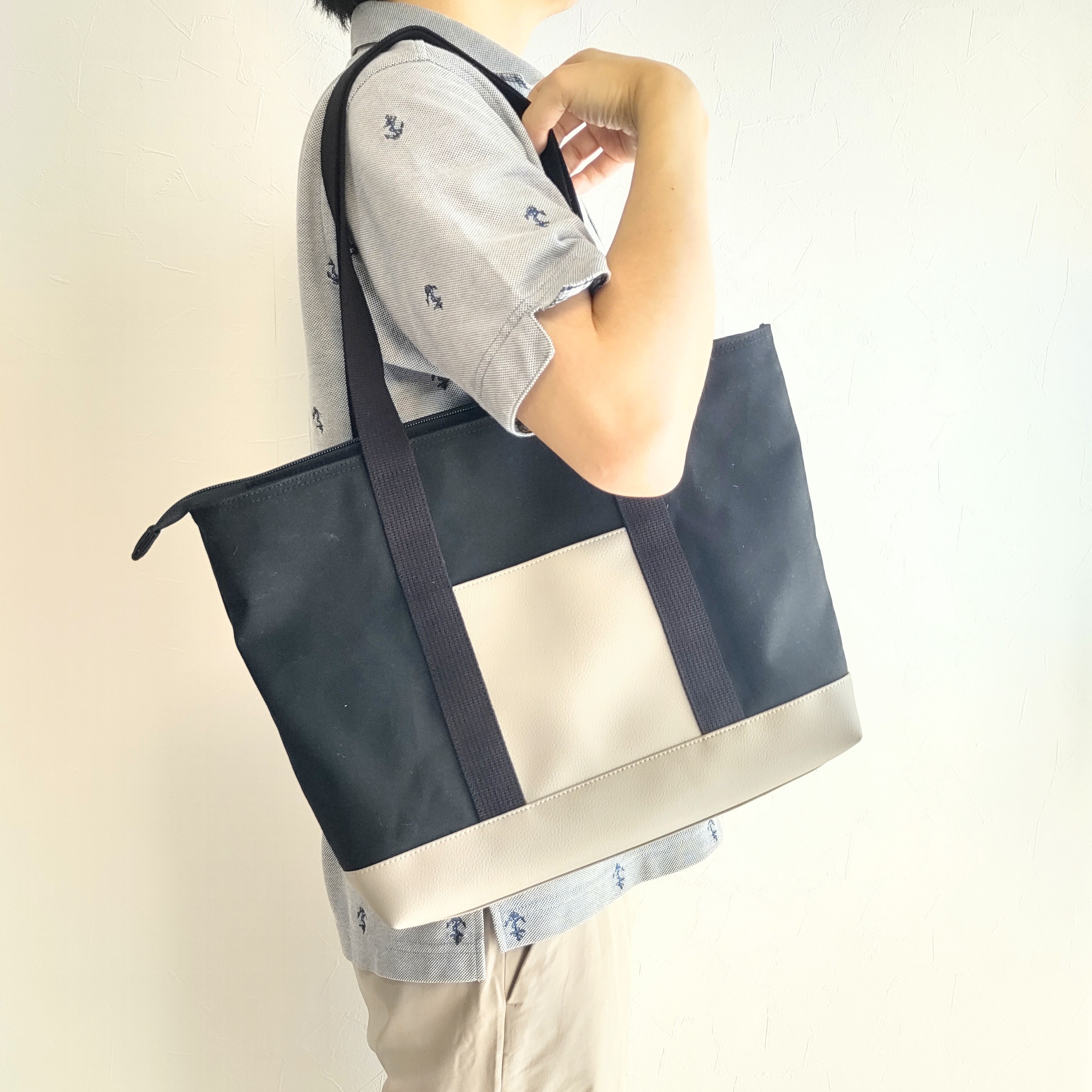 帆布と合皮を使ったトートバッグ　黒×グレージュ