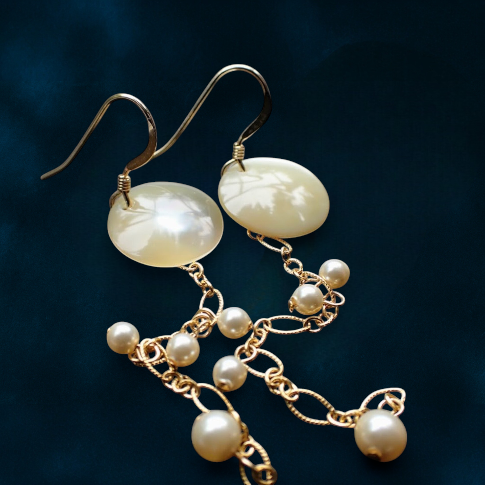 【一点物】《ゆらめく光のしずく》夜光貝とパールの14kgfチェーンピアス