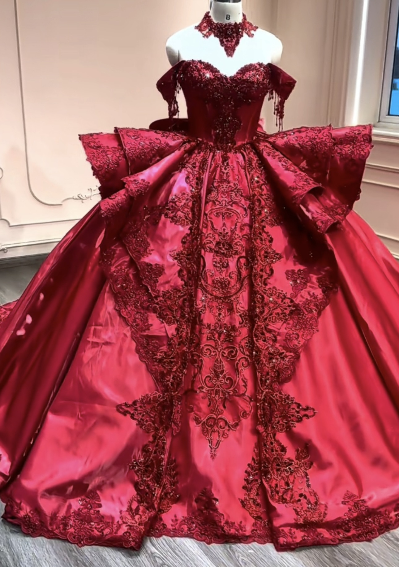 大人気上昇中　オフショルダー　ネックレス付き　高級サテン　短いトレーン　バックリボン　痩せて見える　結婚式前撮りお呼ばれ