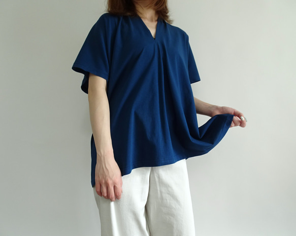 大人の夏服／スリットネック天竺プルオーバー＜ニュアンスブルー＞ 4枚目の画像