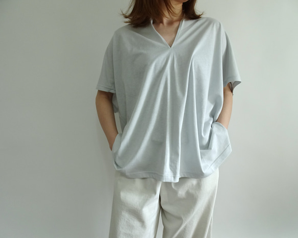 大人の夏服／スリットネック天竺プルオーバー＜ニュアンスブルー＞ 10枚目の画像