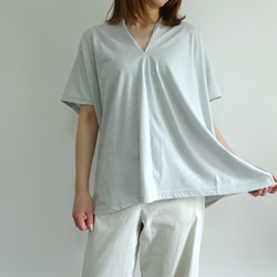 大人の夏服／スリットネック天竺プルオーバー＜ニュアンスライトブルー＞ 2枚目の画像