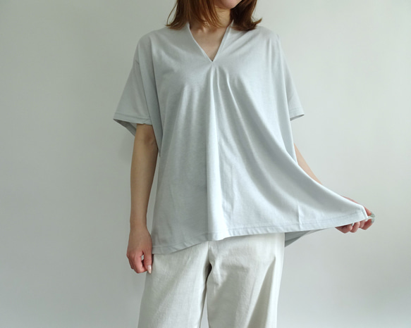 大人の夏服／スリットネック天竺プルオーバー＜ニュアンスライトブルー＞ 2枚目の画像