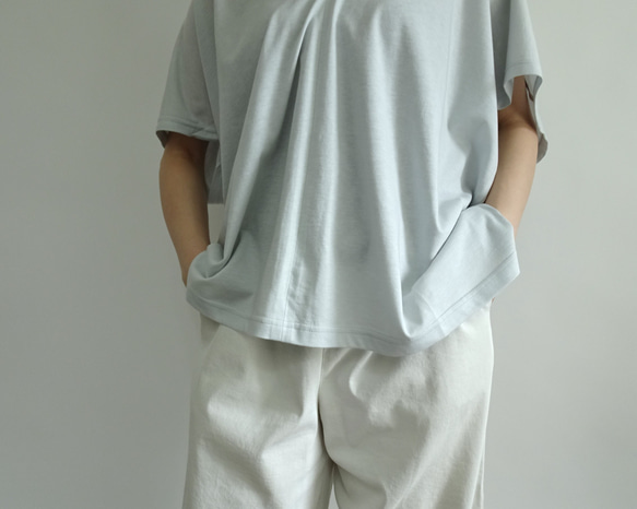 大人の夏服／スリットネック天竺プルオーバー＜ニュアンスライトブルー＞ 6枚目の画像