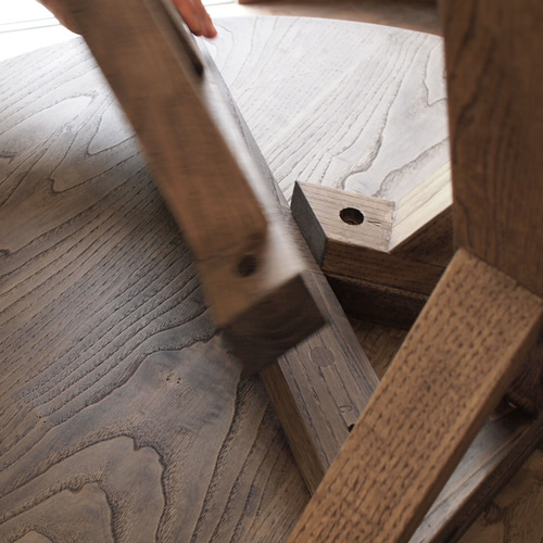 受注製作品】 クリの木でつくる、三本脚の丸テーブル（古材色） ― 円と