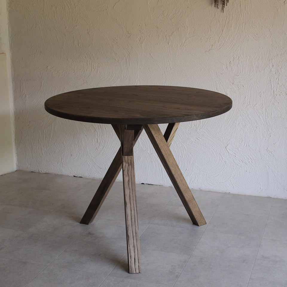 【受注製作品】  クリの木でつくる、三本脚の丸テーブル（古材色） ― 円と直線が静かに共存するかたち ―