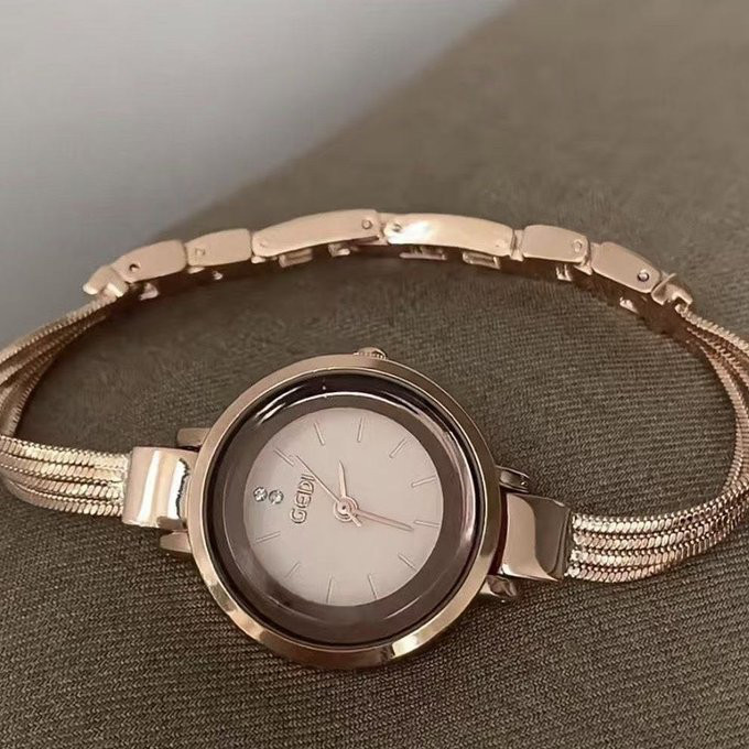 スクエア型のおしゃれな女性用時計