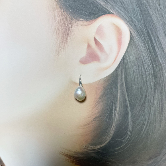 ちょっぴり大きな照りっ照りバロックパールのドロップピアス 11mm 12mm 淡水真珠 フック 結婚式 卒業 入学 卒園 4枚目の画像