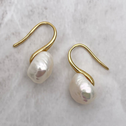 ちょっぴり大きな照りっ照りバロックパールのドロップピアス 11mm 12mm 淡水真珠 フック 結婚式 卒業 入学 卒園 6枚目の画像
