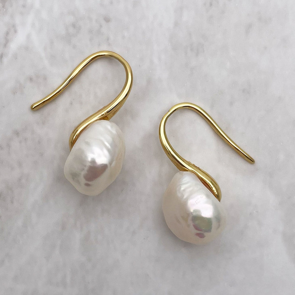 ちょっぴり大きな照りっ照りバロックパールのドロップピアス 11mm 12mm 淡水真珠 フック 結婚式 卒業 入学 卒園 6枚目の画像