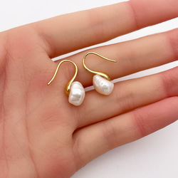 ちょっぴり大きな照りっ照りバロックパールのドロップピアス 11mm 12mm 淡水真珠 フック 結婚式 卒業 入学 卒園 10枚目の画像