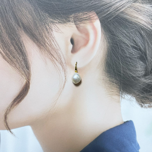 ちょっぴり大きな照りっ照りバロックパールのドロップピアス 11mm 12mm