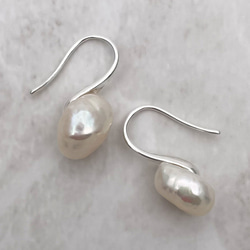 ちょっぴり大きな照りっ照りバロックパールのドロップピアス 11mm 12mm 淡水真珠 フック 結婚式 卒業 入学 卒園 7枚目の画像