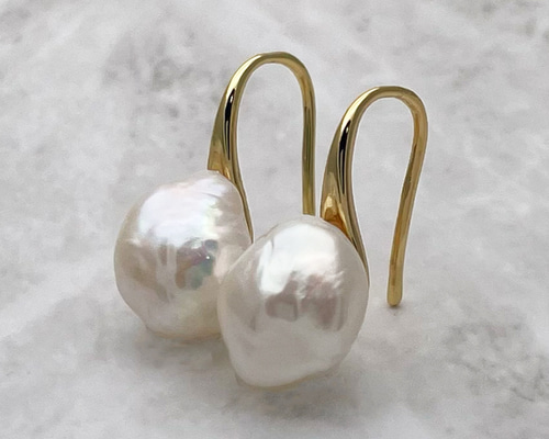 ちょっぴり大きな照りっ照りバロックパールのドロップピアス 11mm 12mm