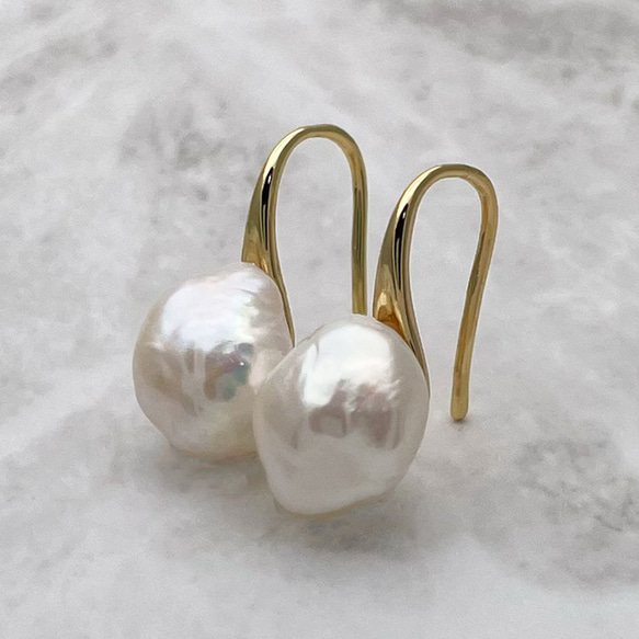 ちょっぴり大きな照りっ照りバロックパールのドロップピアス 11mm 12mm 淡水真珠 フック 結婚式 卒業 入学 卒園 1枚目の画像