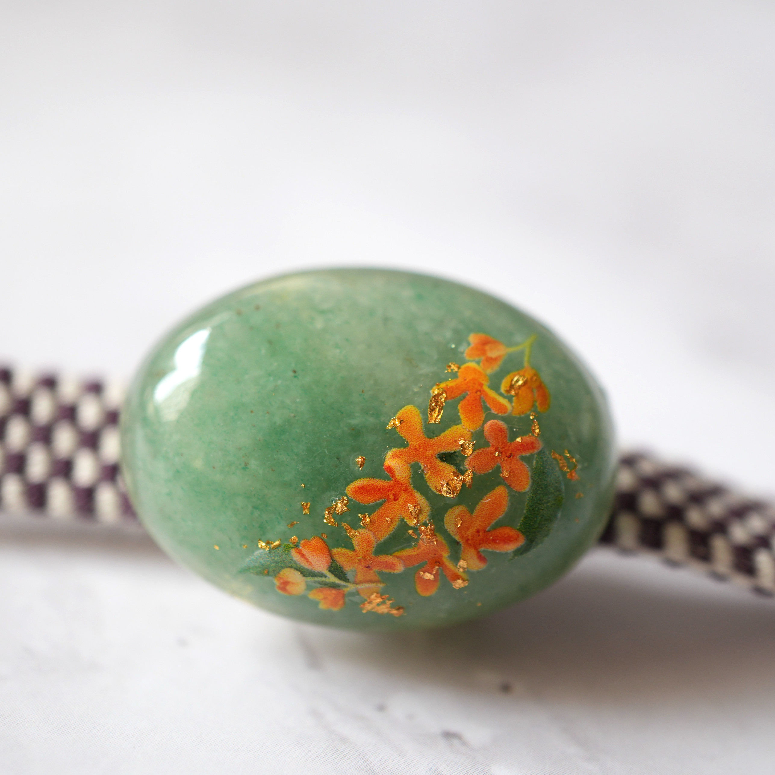 秋の誕生花2025 天然石グリーンアベンチュリンと金木犀、金箔の帯留め ポニーフック ブローチ キンモクセイ 振袖