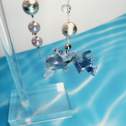幻想的な青い金魚のピアス ディップアート金魚 ピアス（スタッド・一粒