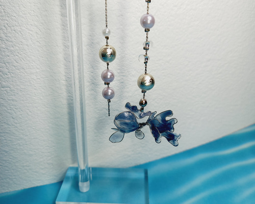 青い金魚のピアス 幻想的な青い金魚のピアス ディップアート金魚 ピアス（スタッド・一粒