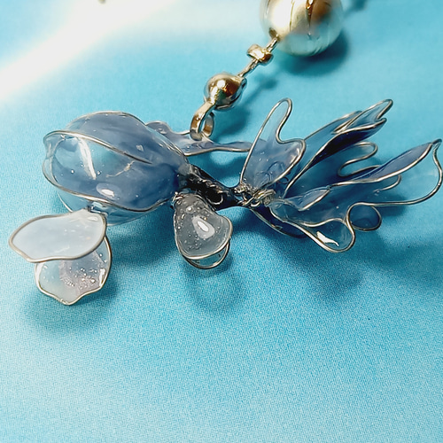 青い金魚のピアス 幻想的な青い金魚のピアス ディップアート金魚 ピアス（スタッド・一粒