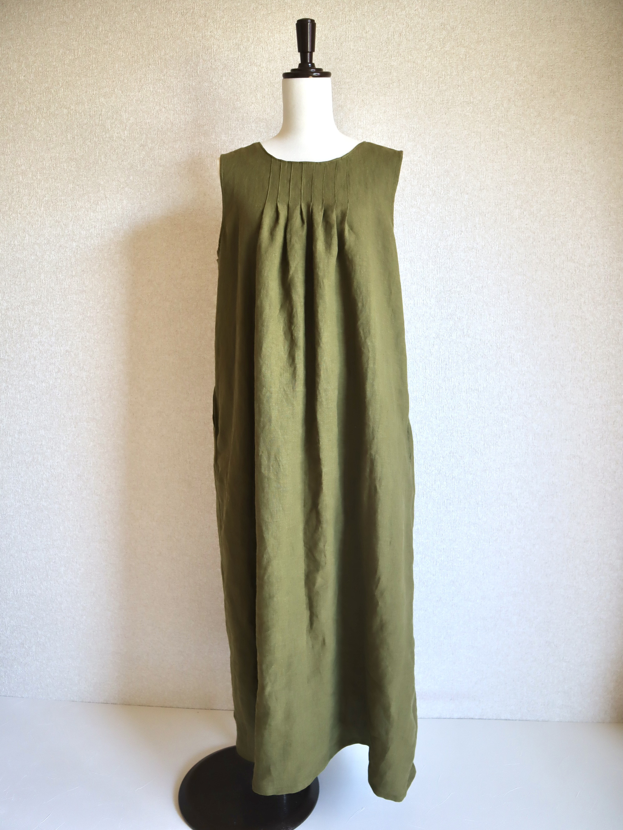 セージグリーン　フレンチリネンのタックロングワンピース