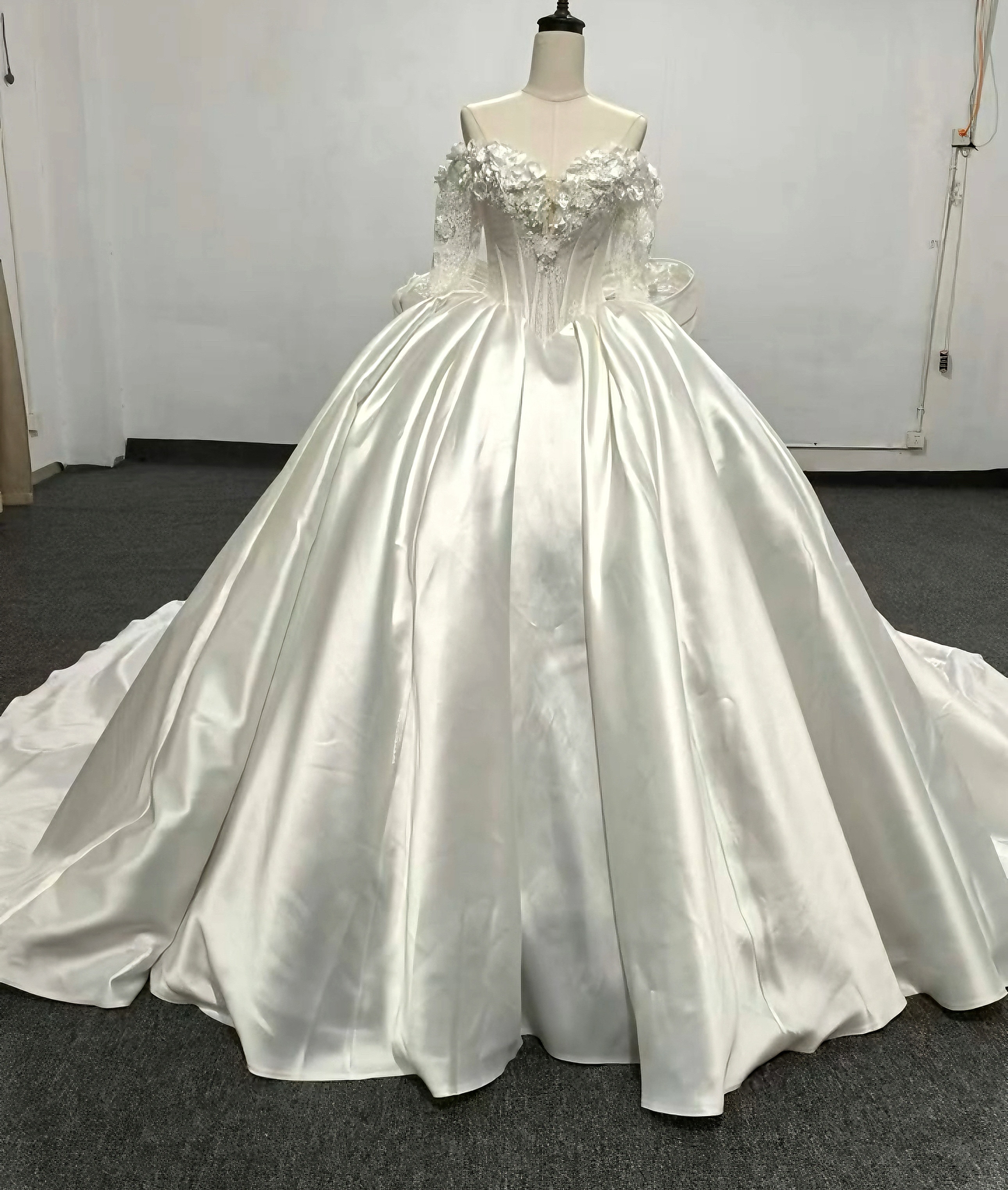 オフショルダー　二の腕を隠せる　お花飾り　フレアスカート　プリンセスライン　オフホワイト　サテン　ウェディング前撮り挙式