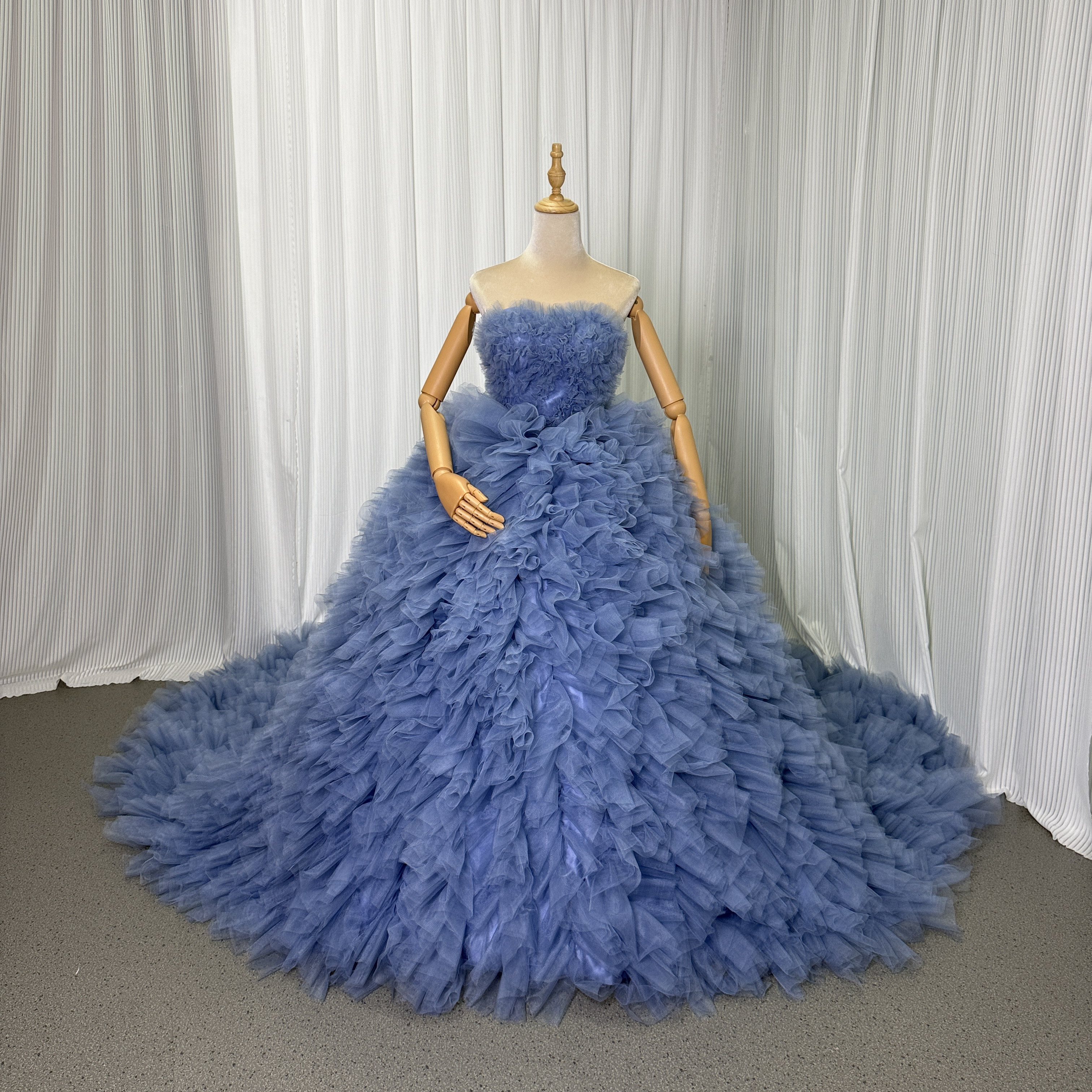 送料無料！カラードレス ブルーグレー ベアトップ もこもこドレス ラッフルフリル 編み上げ 抜群のおしゃれ見え