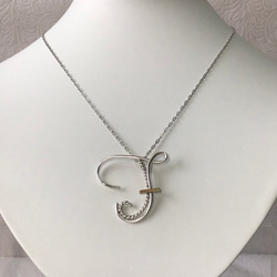 アルファベット ペンダント u U】アルファベット文字のペンダント＋チェーン付き | iichi 日々の