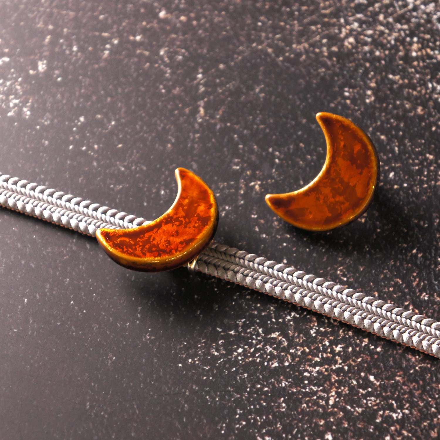 三日月の帯留め・タックピン