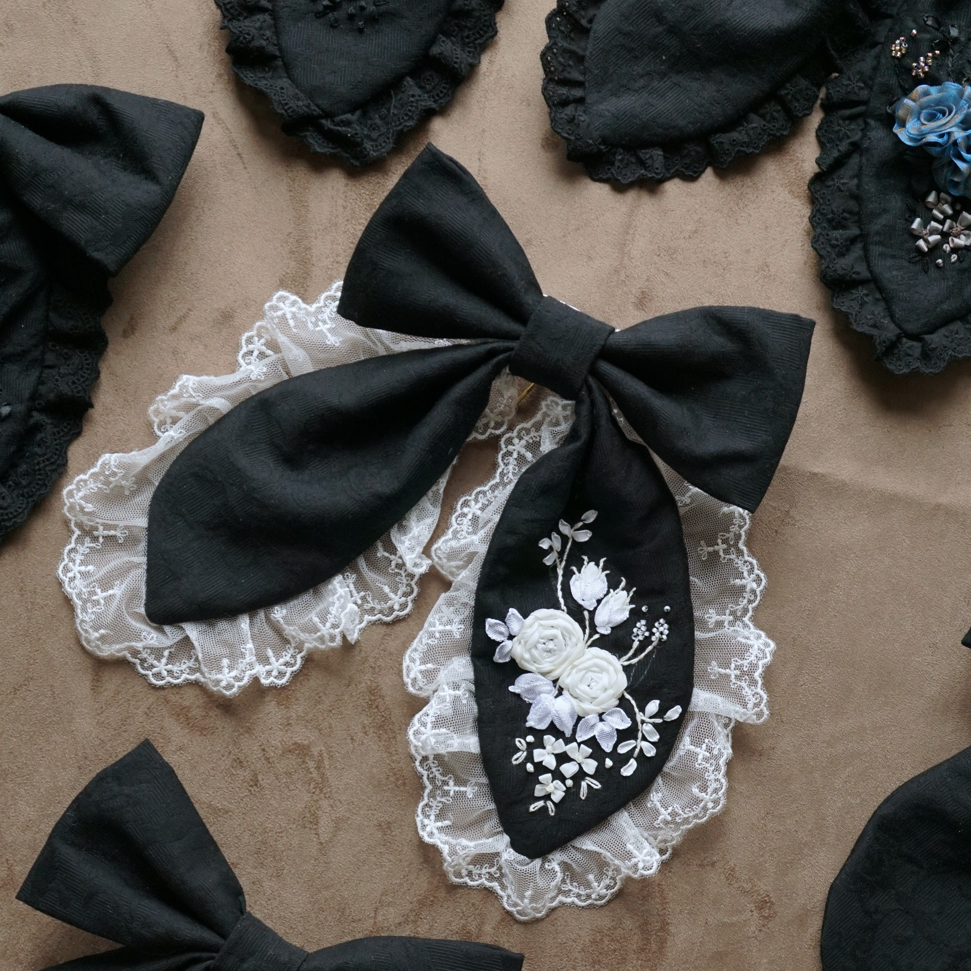 リボン刺繍で彩る大きなブローチ・ポニーフック（黒地・白モチーフ・レース付）