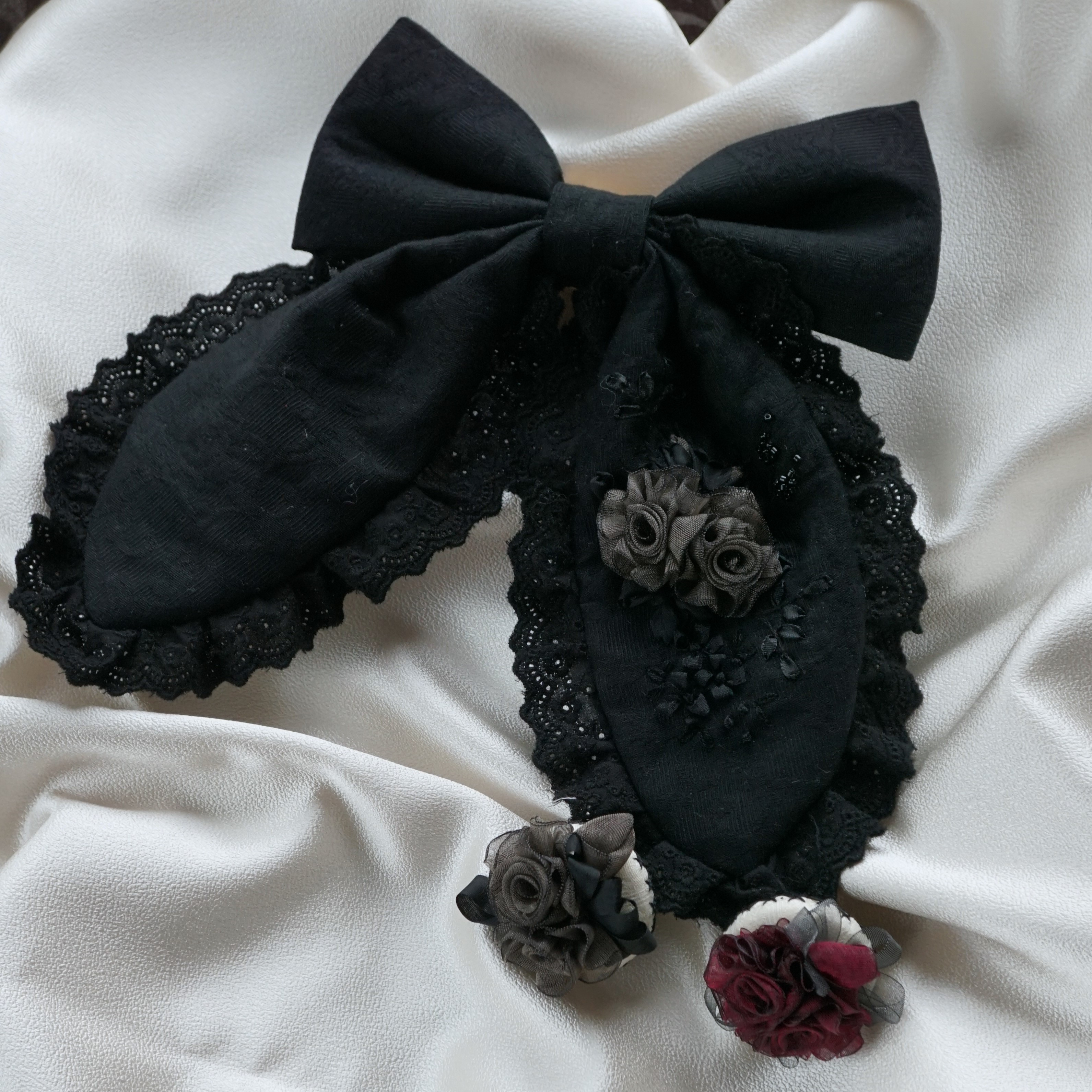 リボン刺繍で彩る大きなブローチ・ポニーフック（黒地・黒モチーフ・レース付）