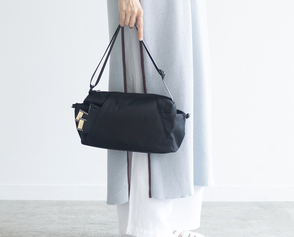 撥水ナイロン ボディバッグ｜5ポケット｜長財布・500mlOK｜幅広ストラップ｜軽量250g【ブラック】｜旅行・自転車