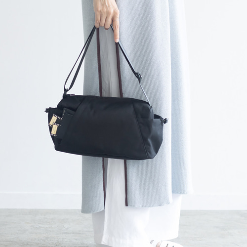 撥水ナイロン ボディバッグ｜5ポケット｜長財布・500mlOK｜幅広