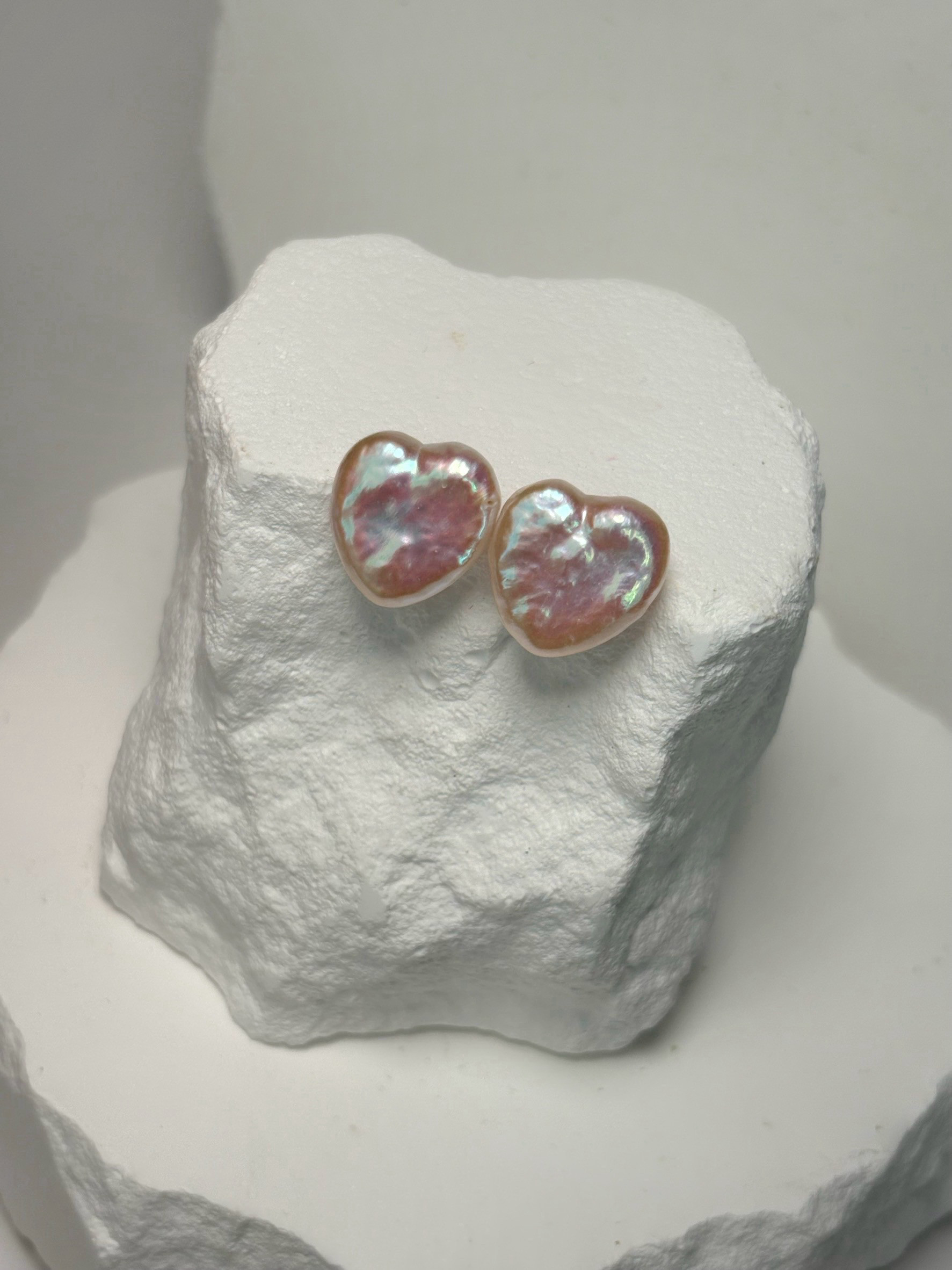 【20%OFF】:【巻き厚】無穴 ホワイトハートパールのピアス・イヤリング