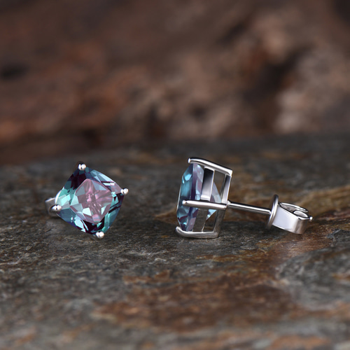 6月の誕生石アレキサンドライトスタッドピアス カラーチェンジ