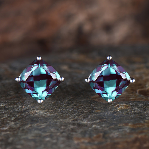 6月の誕生石アレキサンドライトスタッドピアス カラーチェンジ