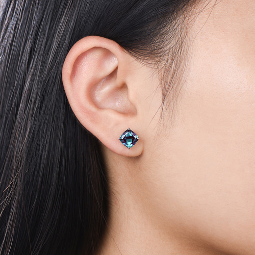 6月の誕生石アレキサンドライトスタッドピアス カラーチェンジ