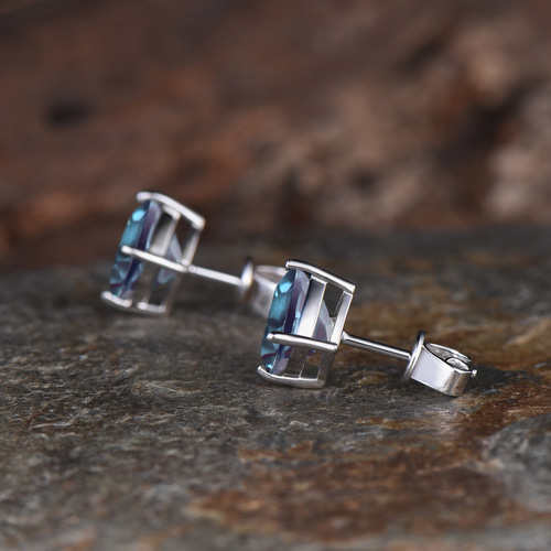 6月の誕生石アレキサンドライトスタッドピアス カラーチェンジ