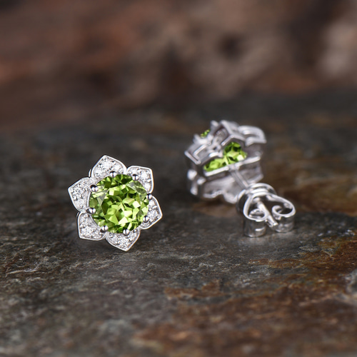フラワースタッドピアス 8月の誕生石 天然ペリドットピアス モアッサ