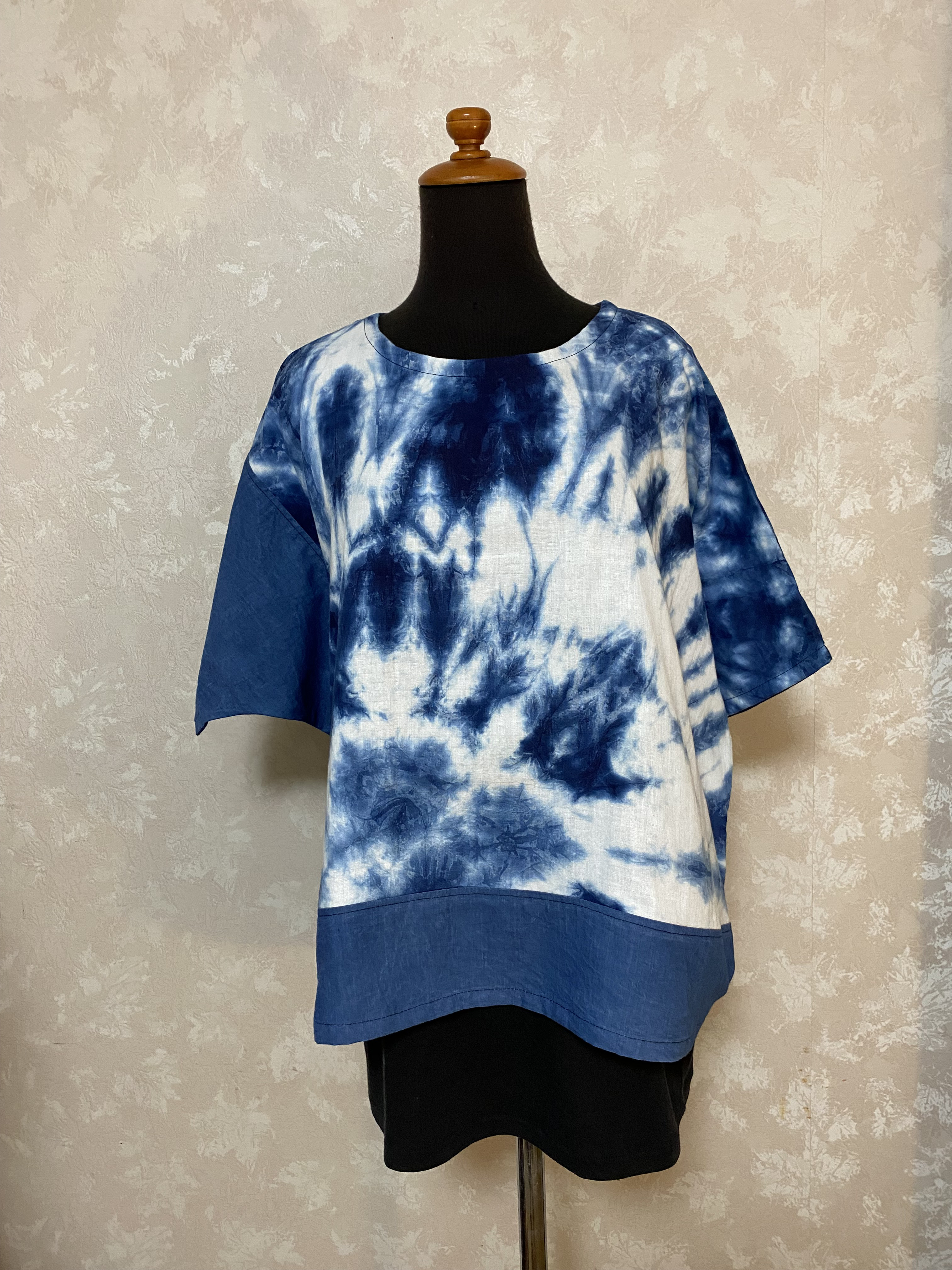 385.藍染めのトップス、ゆったり　絞り染め　手染め　二重ガーゼ　柔らかい　放射模様　個性的