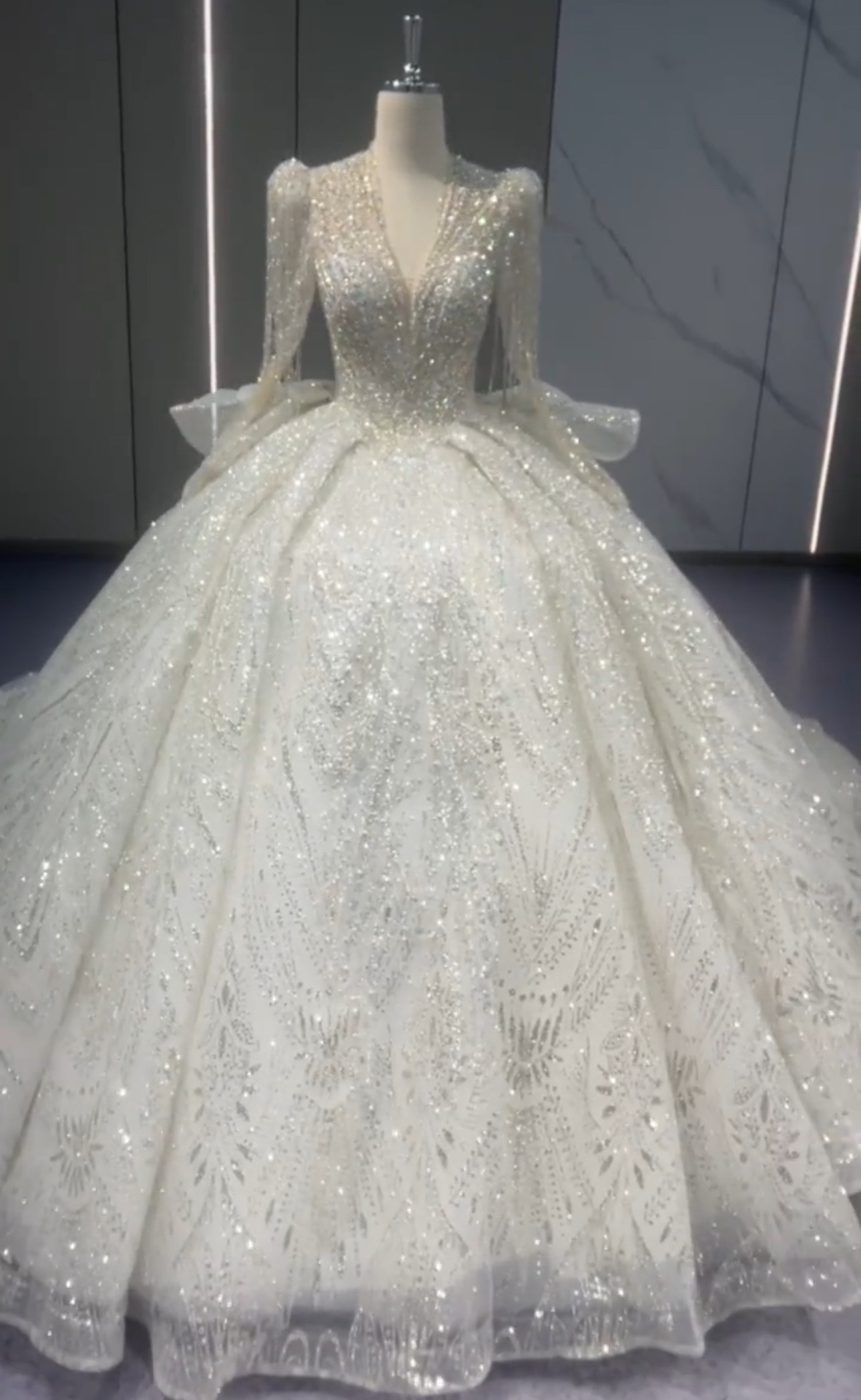 美品　優雅　背中見せ　長袖　大人気　秋婚冬婚　白フランスレースたっぷりストーン　vネック　クラシカルウェディングドレス