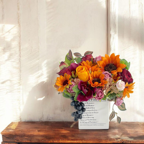 華やか夏の果実アレンジ 花瓶付きアレンジメント×向日葵と葡萄の贈り物