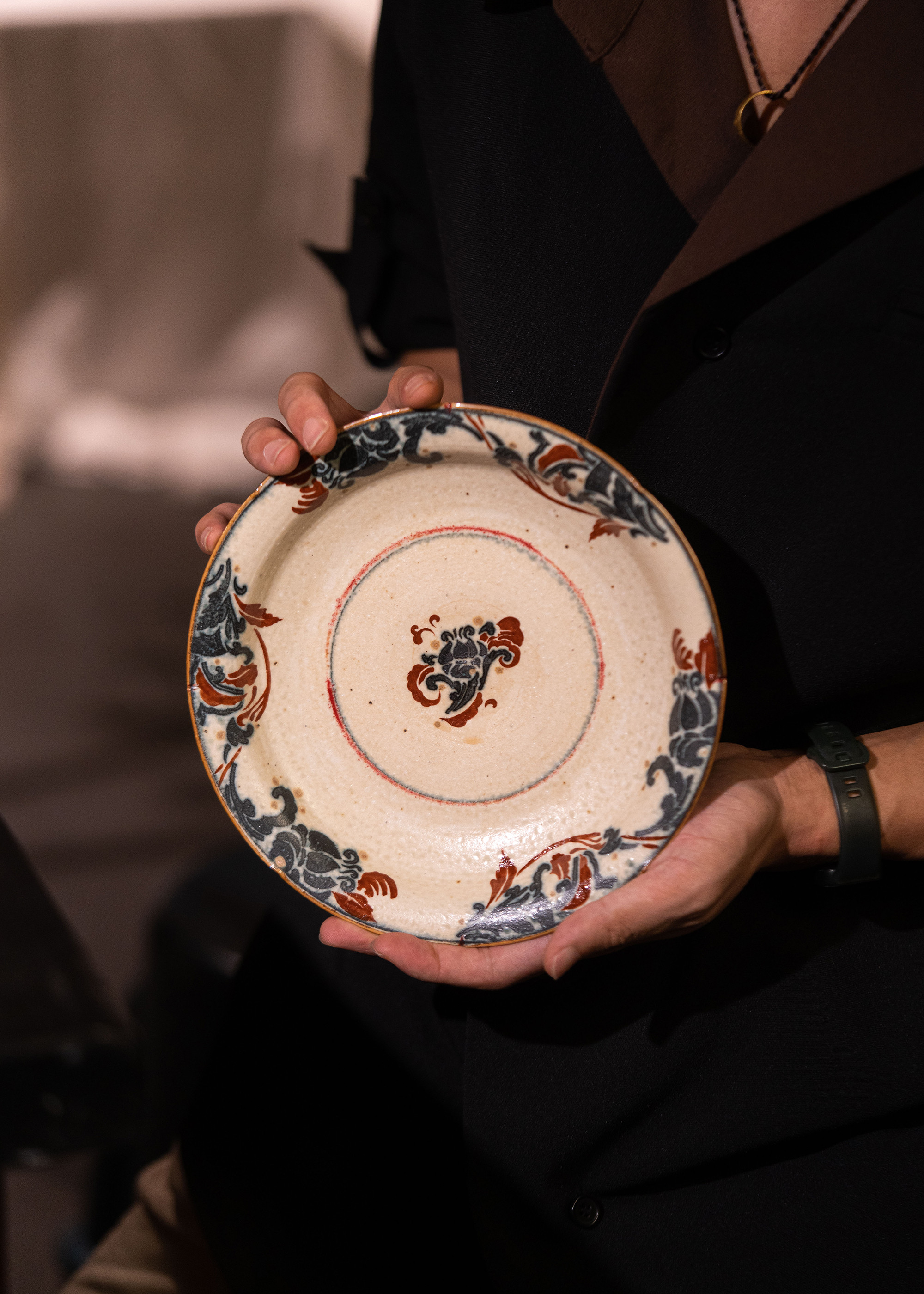 詩瓷集-『旅先の色 2025』-中国唐風 手描き・敦煌唐草紋 青花染付＋釉上彩仕上げ 手描き茶盤・大きめ果物皿｜景徳鎮製