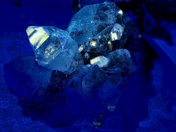 天使の星空°⌖꙳ カルセドニー共生 蛍光アポフィライト 原石