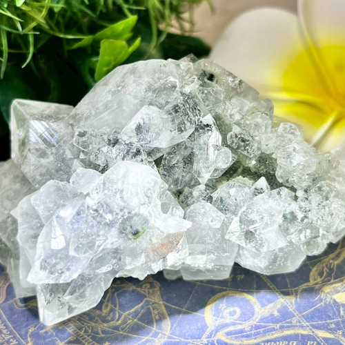 天使の星空°⌖꙳ カルセドニー共生 蛍光アポフィライト 原石