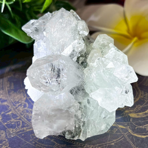 天使の星空°⌖꙳ カルセドニー共生 蛍光アポフィライト 原石