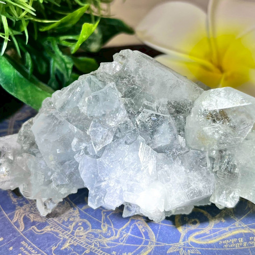 天使の星空°⌖꙳ カルセドニー共生 蛍光アポフィライト 原石