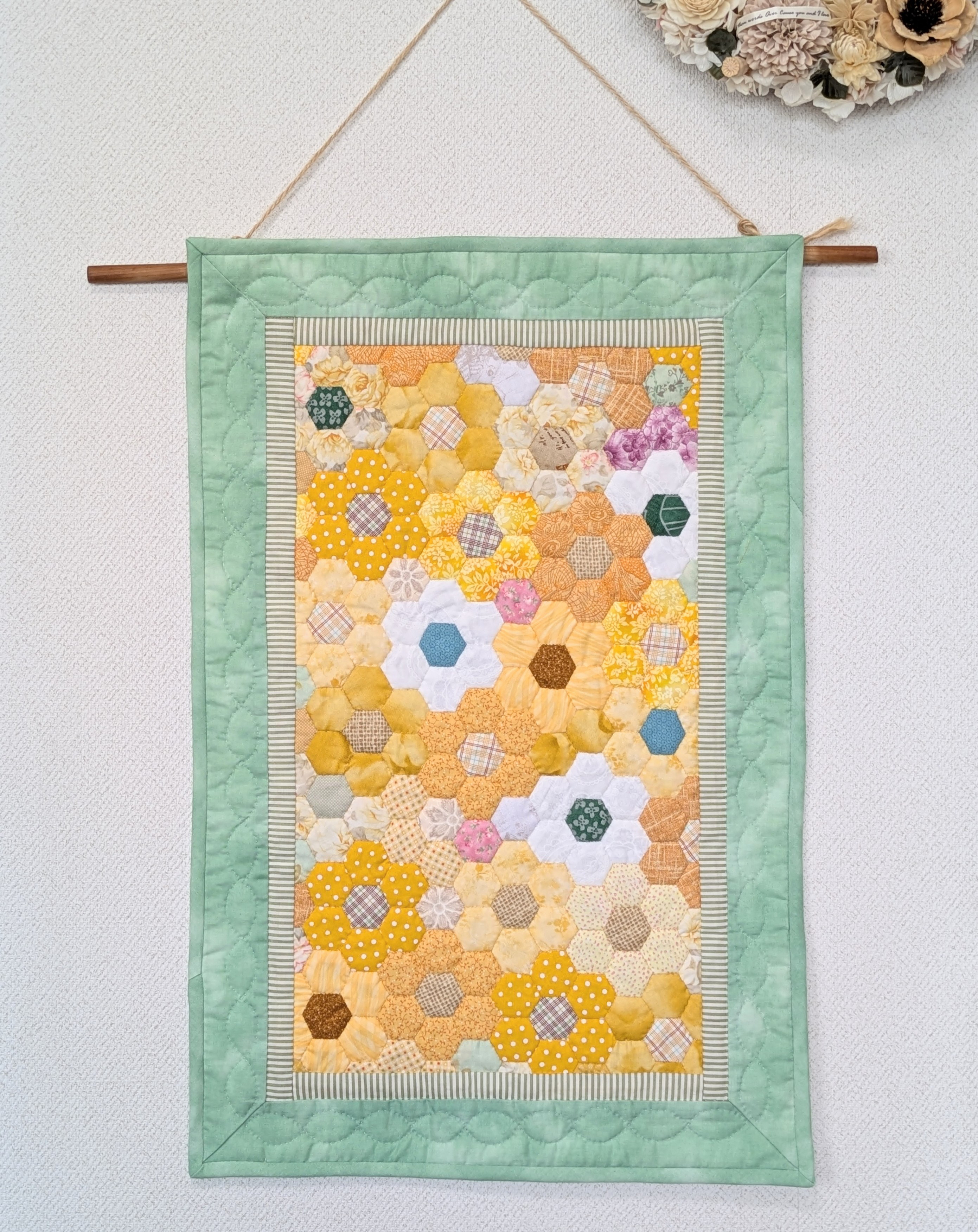 黄色がいっぱい♪ひまわりとマリーゴールドのパッチワークキルトタペストリー☆キルトのテーブルセンター、ミニマット