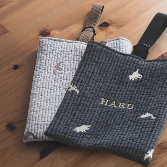 オリジナルダイナソーがかわいいヌビ上履き入れ。名入れ刺繍で特別な