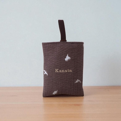オリジナルダイナソーがかわいいヌビ上履き入れ。名入れ刺繍で特別な