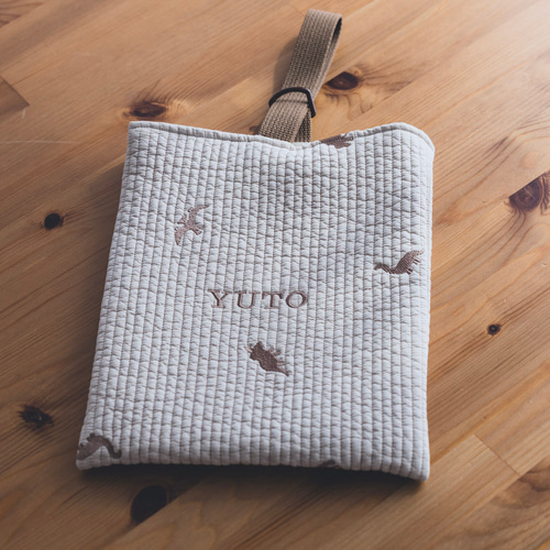 オリジナルダイナソーがかわいいヌビ上履き入れ。名入れ刺繍で特別な